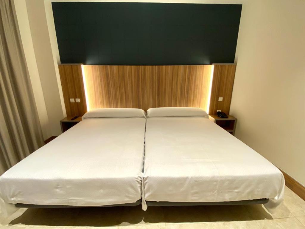 Hotel Camino Real Duenas ภายนอก รูปภาพ