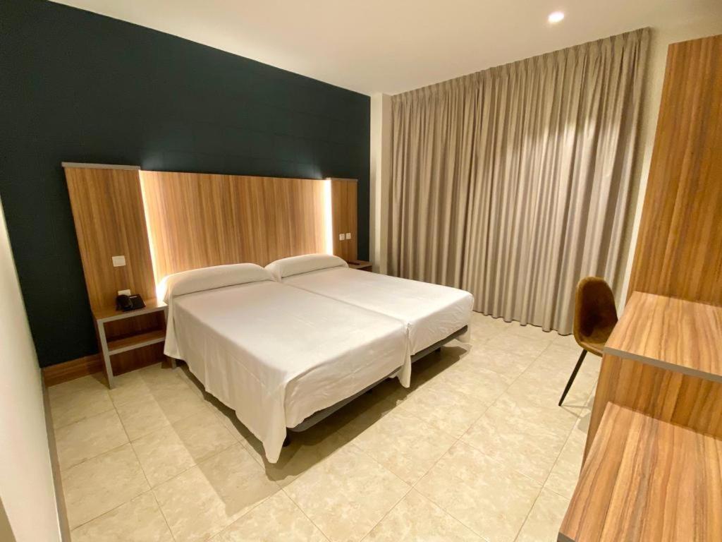 Hotel Camino Real Duenas ภายนอก รูปภาพ