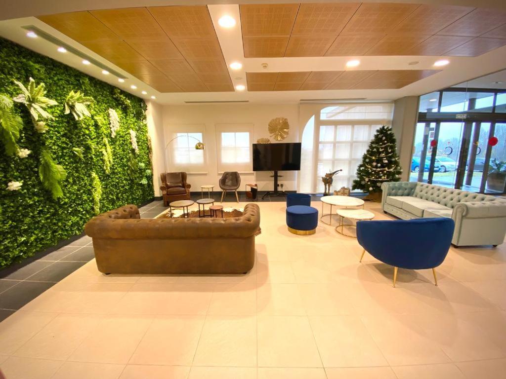 Hotel Camino Real Duenas ภายนอก รูปภาพ