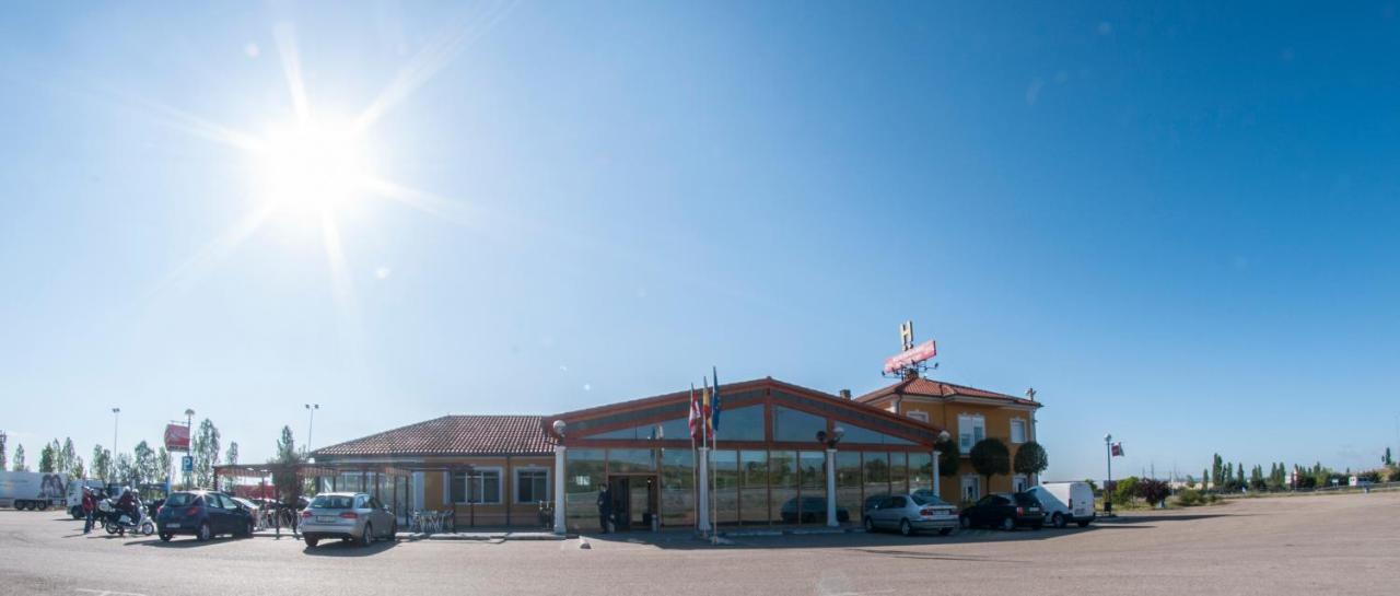 Hotel Camino Real Duenas ภายนอก รูปภาพ